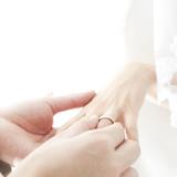 【結婚指輪ハプニングエピソード】式本番で結婚指輪が入らない…！指輪交換に悪戦苦闘したカップル、意外にあるある？