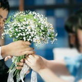 ゲスト参加型演出！好きなお花で作り上げる《ダーズンフラワーセレモニー》で世界に一つだけの花束に！